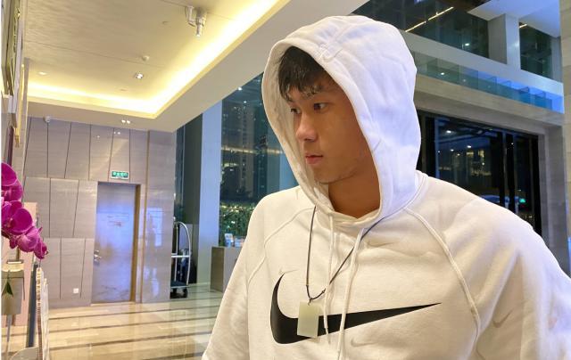 吴少聪20小时旅程姗姗来迟 唯一海归或引连锁反应