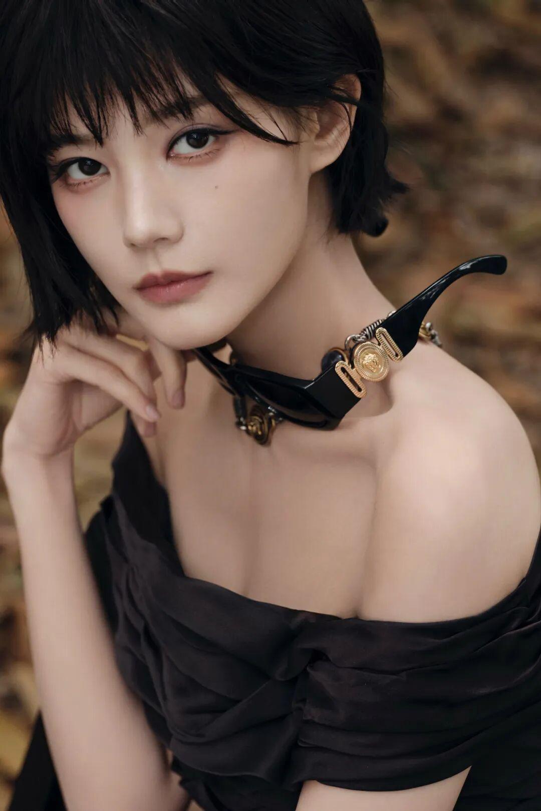 李一桐短发配露肩裙，好美好迷人！