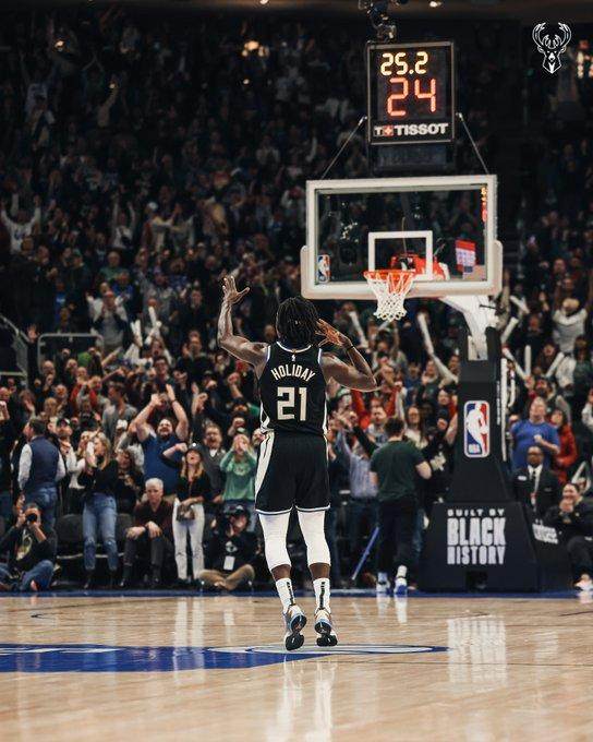 kaiyun体育-11连胜！霍勒迪神勇发挥救主 雄鹿战绩逼近绿衫军